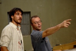 Alberto  Ammann con il regista Daniel Monzón sul set di Cella 211