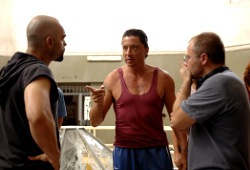 Luis Tosar e Carlos Bardem con il regista Daniel Monzón sul set di Cella 211