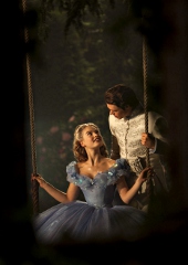 Lily James e Richard Madden in Cenerentola