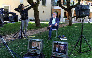 Alberto Farina mentre registra "Cinema Italia" per Rai Movie