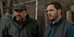 James Gandolfini e Tom Hardy in Chi è senza colpa