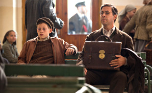 Paddy Considine in una scena di Child 44 - Il bambino 44