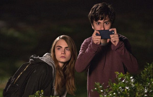 Cara Delevingne e Nat Wolff in una scena di Città di carta