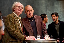 Jim Broadbent e Tom Hanks in Cloud Atlas