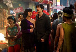 Doona Bae e Jim Sturgess in una scena in Cloud Atlas