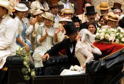 Benjamin Bratt e Giovanna Mezzogiorno in una scena di l'Amore ai tempi del colera