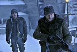 Kevin Zegers e Bill Paxton in The Colony