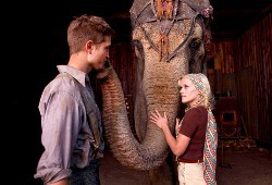 Robert Pattinson e Reese Witherspoon con l'elefante Rosie