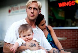 Ryan Gosling ed Eva Mendes in una scena di Come un tuono