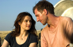 Rachel Weisz e Ralph Fiennes in The Constant Gardener