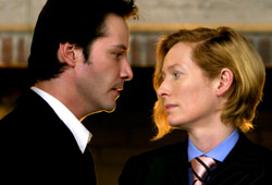 Keanu Reeves e Tilda Swinton in una scena di Constantine