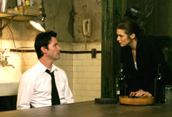 Keanu Reeves e Rachel Weisz in Constantine