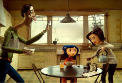 Coraline con papà e mamma in Coraline e la porta magica