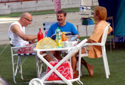 Aldo, Giacomo e Giovanni in una scena di Il cosmo sul comò