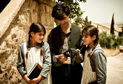 Tahar Rahim con Zein e Dina Fakhoury in una scena di The Cut