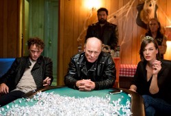 Anton Yelchin, Ed Harris e Milla Jovovich in una scena di Cymbeline