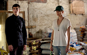 Nicholas Hoult e Charlize Theron in Dark Places