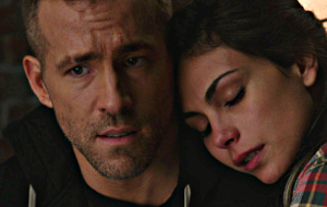 Ryan Reynolds e Morena Baccarin in una scena di Deadpool