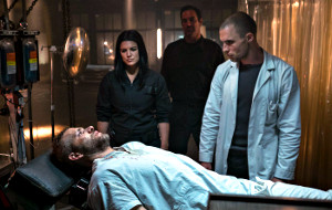 Ryan Reynolds, Gina Carano e Ed Skrein con alle spalle Rob Hayter in una scena di Deadpool