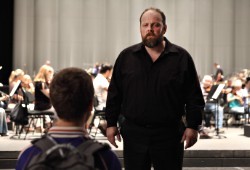 Grégory Gadebois con Romain Paul di spalle in una scena di Le dernier coup de marteau