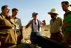 Tatti Sanguineti, Giorgio Pasotti, il regista Mario Monicelli e Alessandro Haber sul set di Le rose del deserto