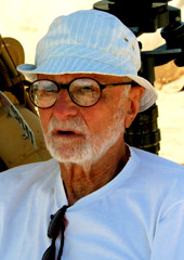 Mario Monicelli sul set di Le rose del deserto