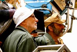 Mario Monicelli e Alessandro Haber sul set di Le rose del deserto