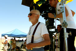 Mario Monicelli durante un momento delle riprese di Le rose del deserto
