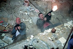 Bruce Willis e Jai Courtney in Die Hard - Un buon giorno per morire