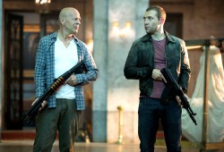 Bruce Willis e Jai Courtney in Die Hard - Un buon giorno per morire