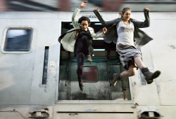  Zoë Kravitz e Shailene Woodley in una scena di Divergent