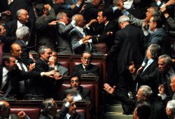 Toni Servillo in una scena di Il divo