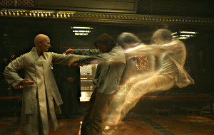 Tilda Swinton e Benedict Cumberbatch in una scena di Doctor Strange