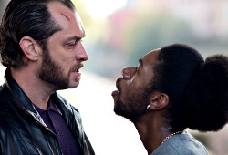 Jude Law e Nathan Stewart-Jarrett in Dom Hemingway