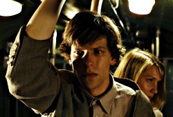 Jesse Eisenberg e Mia Wasikowska in Il sosia - The Double