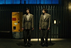 Jesse Eisenberg e Jesse Eisenberg in Il sosia - The Double