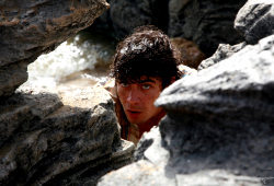 Riccardo Scamarcio in una scena di Verso l'Eden