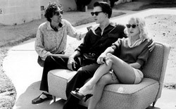 Il regista Tim Burton con Johnny Depp e Sarah Jessica Parker sul set di Ed Wood