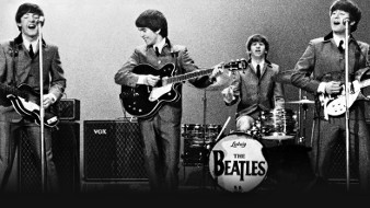 I Beatles si esibiscono sul palco in una scena di The Beatles: Eight Days a Week