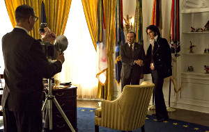 Kevin Spacey e Michael Shannon in una scena di Elvis & Nixon