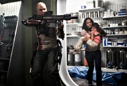 Matt Damon, Alice Braga ed Emma Tremblay in una scena di Elysium