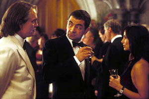 John Malkovich, Rowan Atkinson e Natalie Imbruglia in Johnny English