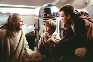 Liam Neeson, Jake Lloyd e Ewan McGregor, insieme a R2-D2