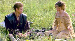 Hayden Christensen e Natalie Portman in una scena di Star Wars - L'attacco dei cloni