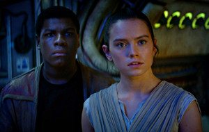 John Boyega e Daisy Ridley in Star Wars - Il risveglio della Forza