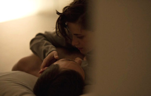 Nicholas Hoult e Kristen Stewart in una scena di Equals