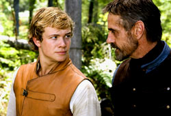 Ed Speelers e Jeremy Irons