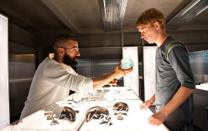 Oscar Isaac e Domhnall Gleeson in Ex Machina