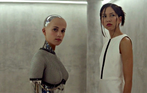 Alicia Vikander e Sonoya Mizuno in Ex Machina