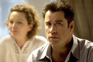 John Travolta con Joan Allen sullo sfondo in una scena di Face/Off